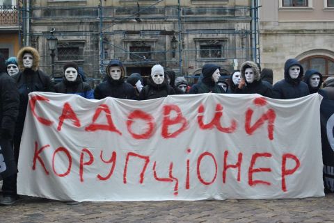 Пікет Свинаренка запалив з опудалом Садового