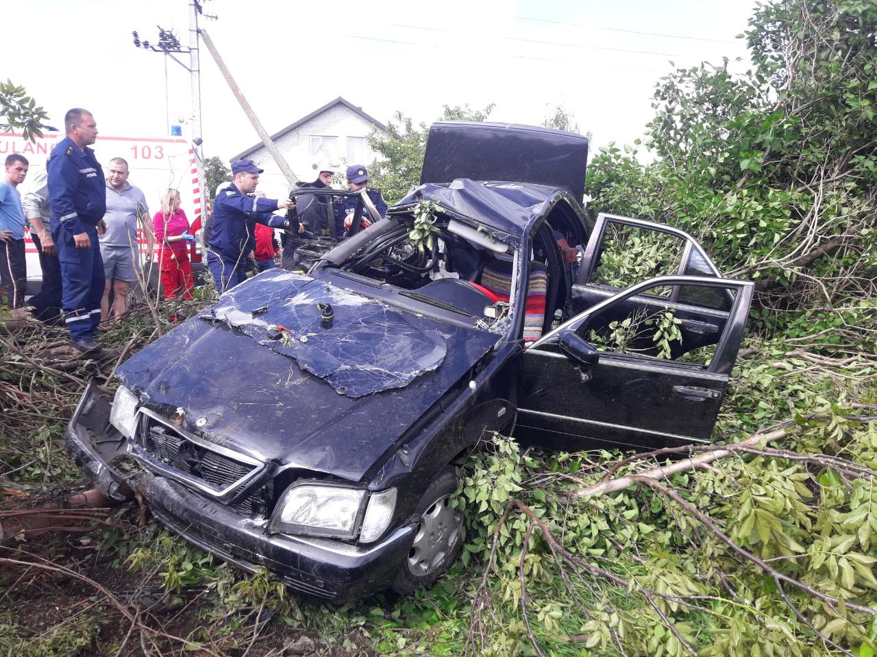 На Львівщині автівка в'їхала у дерево: є загиблі та травмовані