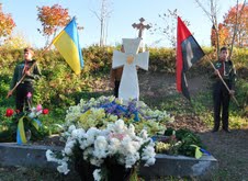 Пам’ятник на братській могилі повстанців освятили в Олеську