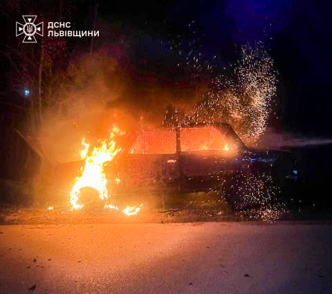 На Яворівщині вщент згорів ВАЗ