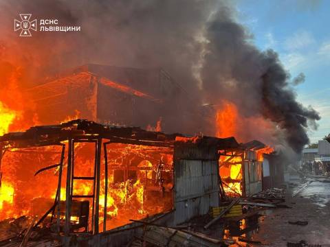 У Бродах виникла масштабна пожежа в ангарі