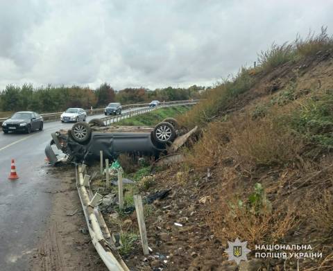 Неподалік Львова перекинулась автівка Volkswagen Golf: постраждали троє людей