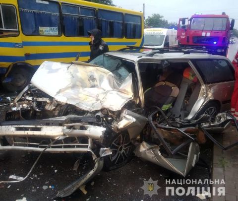 У місті Кам’янка-Бузька у ДТП потрапила маршрутка з пасажирами: є травмовані