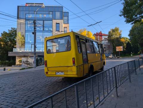 Приватні перевізники призупиняють роботу окремих автобусних маршрутів у Львові 