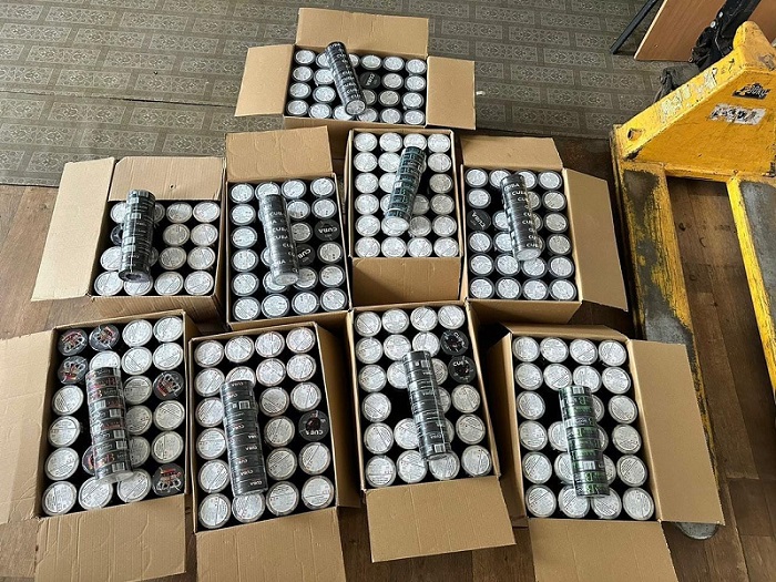 Львівські митники виявили у посилках понад 2 тисяч банок із тютюном