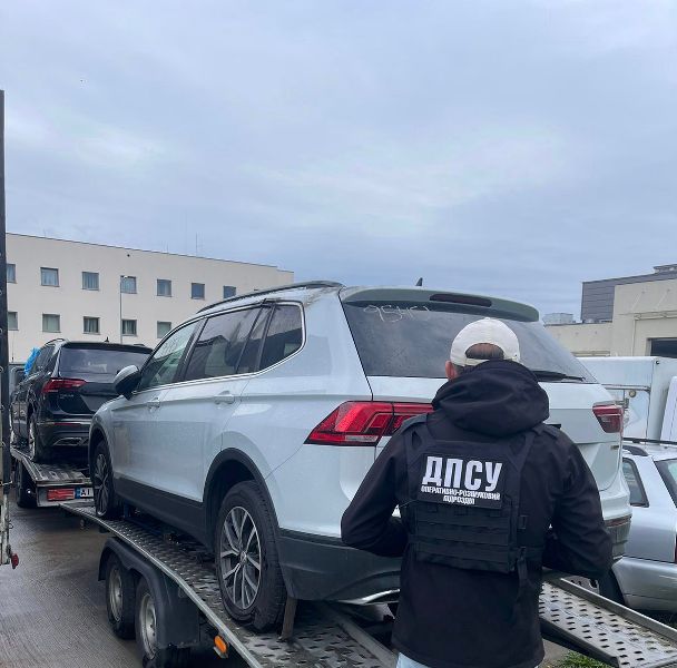 У Грушеві виявили два авто Volkswagen Tiguan, які перевозили під виглядом гуманітарної допомоги