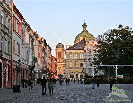 У Львові невідомий чоловік стріляв у людей на площі Ринок