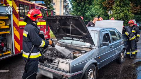 У Львові під час руху зайнявся Volkswagen Jetta