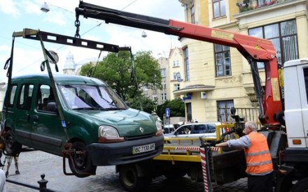 У Львові неправильно припарковані автомобілі будуть евакуйовувати на вул. Конюшинну