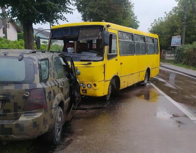 У Рудному в ДТП з маршруткою постраждали семеро людей