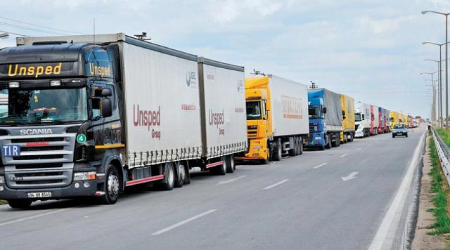 Кабмін призупиняє транзит російських вантажівок територією України