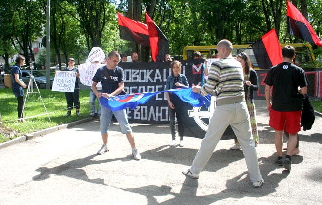 У Львові розірвали і потопталися по прапору Єдиної Росії