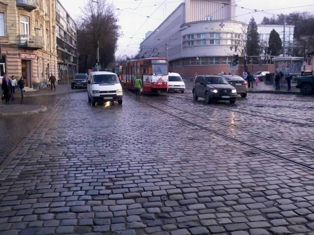 На вулиці Сахарова у Львові трамвай зійшов з рейок