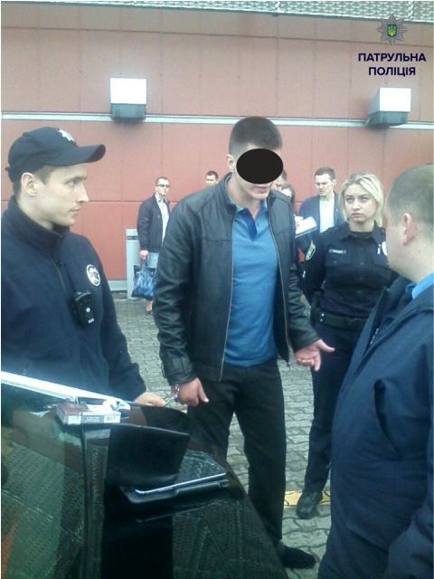 Львівські поліцейські затримали "на гарячому" крадія номерних знаків