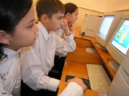 Янукович пообіцяв, що усі українські школи матимуть планшети та інтернет у 2015 році