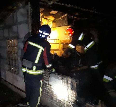 13 рятувальників гасили пожежу у будівлі на Львівщині