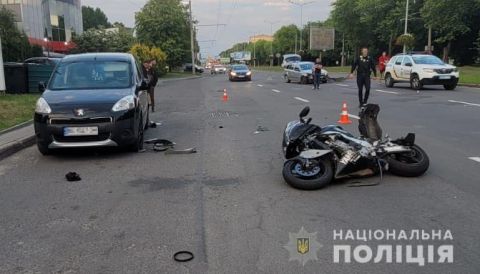 У Львові в ДТП з трьома авто постраждав мотоцикліст
