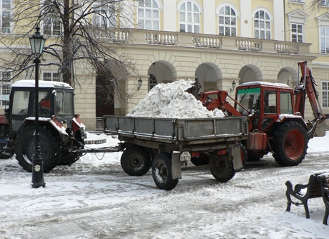 16 одиниць спеціальної техніки чергували у Львові всю ніч