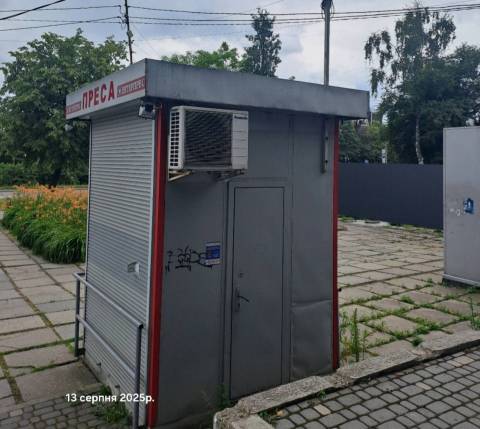 На площі Двірцевій демонтували МАФи мережі Інтерпрес