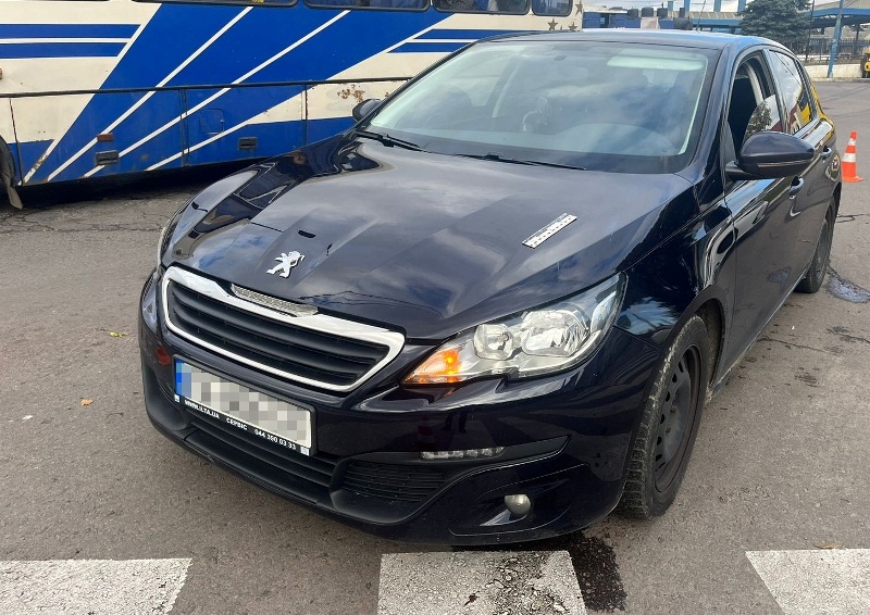 У Львові на пішохідному переході водій Peugeot збив жінку