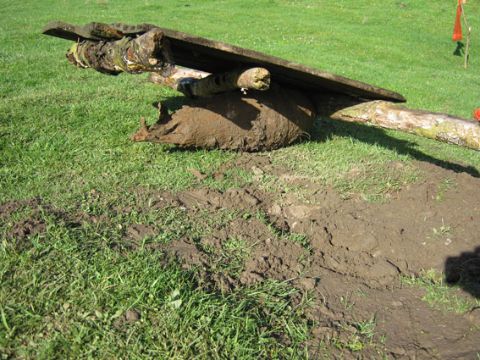 На Львівщині виявили авіабомбу біля залізничної колії