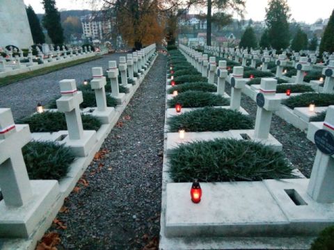 Спецслужби знайшли польських фанатів, які запалили фаєри на цвинтарі Орлят у Львові