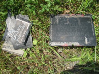 Малолітні хулігани позбивали 20 надгробних табличок на могилах у Буському районі
