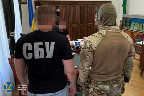 Львівського митника викрили на хабарі за розмитнення авто