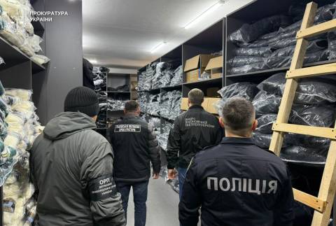 У Буську виявили масштабне підпільне виробництво брендованого одягу