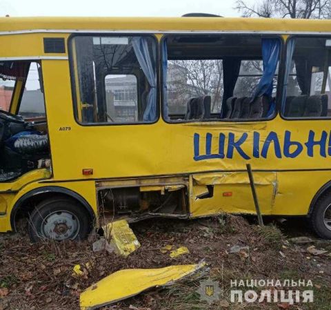 У Червоноградському районі у ДТП потрапив шкільний автобус з дітьми