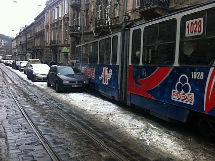 У Львові водіїв просять не паркувати автівки на трамвайних коліях