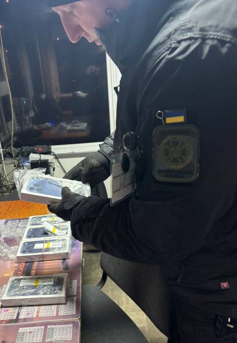 У Рава-Руській виявили контрабанду iPhone на 500 тисяч гривень