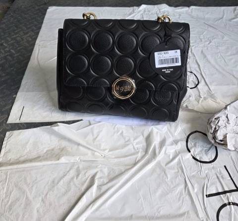 У Шегинях виявили контрабанду брендових одягу та косметики на майже два мільйони гривень