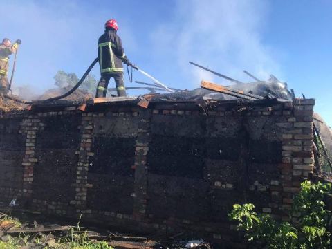 На Жовківщині у пожежі згоріла господарська будівля
