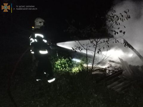 На Золочівщині згоріла господарська будівля з сіном