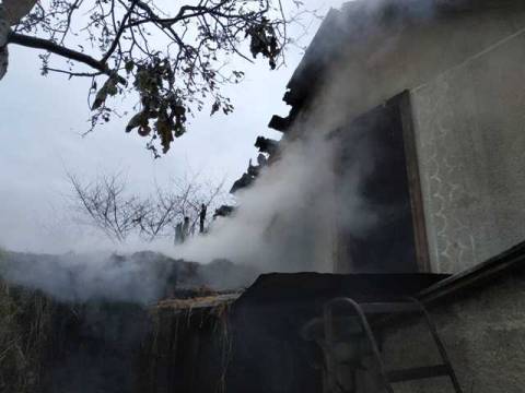 9 рятувальників ліквідовували пожежу у будівлі на Самбірщині