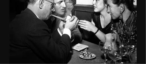 Жан-Поль Сартр та Симона де Бовуар з друзями у кафе. Фото: www.telegraph.co.uk