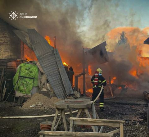 На Самбірщині згоріла сауна, господарська будівля та трактор