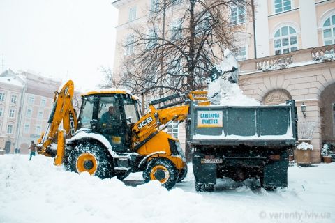 Дороги Львова від снігу очищали 54 одиниці спецтехніки