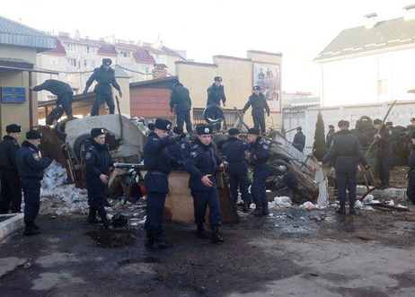 На Стрийській внутрішні війська розбарикадовують військову частину