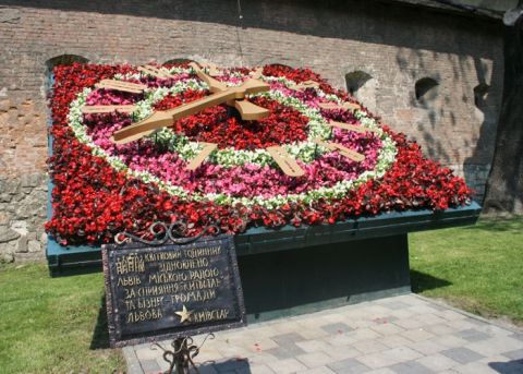 У Львові облаштували квітковий годинник