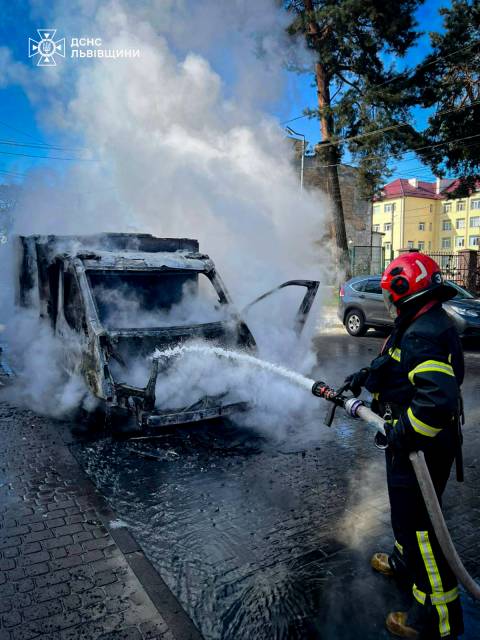 На Львівщині вщент згоріло авто