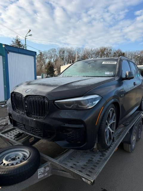На кордоні з Польщею виявили BMW X5, яке намагались ввезти в Україну під виглядом гуманітарної допомоги