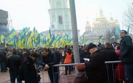 На Михайлівській площі у Києві уже кілька тисяч учасників Євромайдану (ФОТО, ВІДЕО)