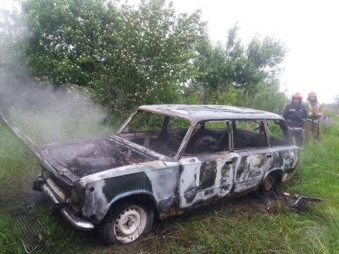 На Пустомитівщині у пожежі вщент згорів ВАЗ