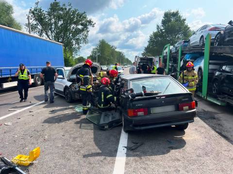 На Львівщині у потрійнй ДТП з вантажівкою постраждали водій та пасажир Lada
