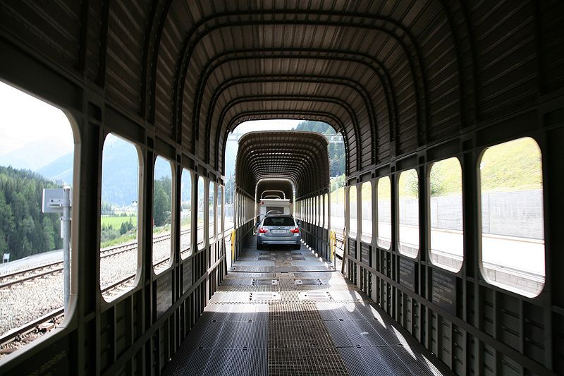 Укрзалізниця доправила до Львова 225 автівок