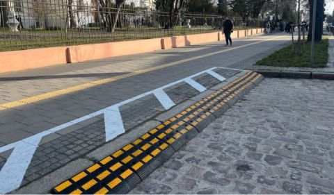 У Львові облаштували 5 інклюзивних паркомісць на вулиці Бандери
