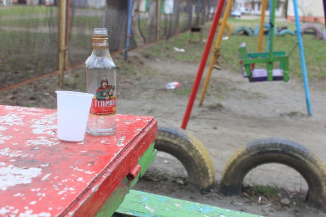 У Миколаєві троє дітей потрапили до лікарні через отруєння алкоголем