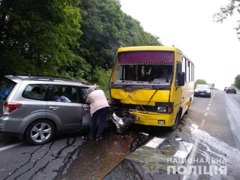На трасі Львів-Краківець у потрійній ДТП постраждали троє пасажирів маршрутки